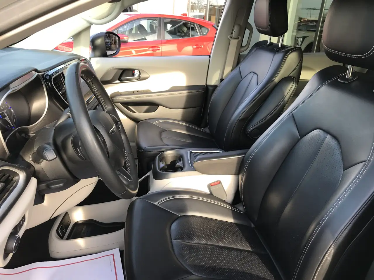 Chrysler Pacifica снимка Chrysler Pacifica