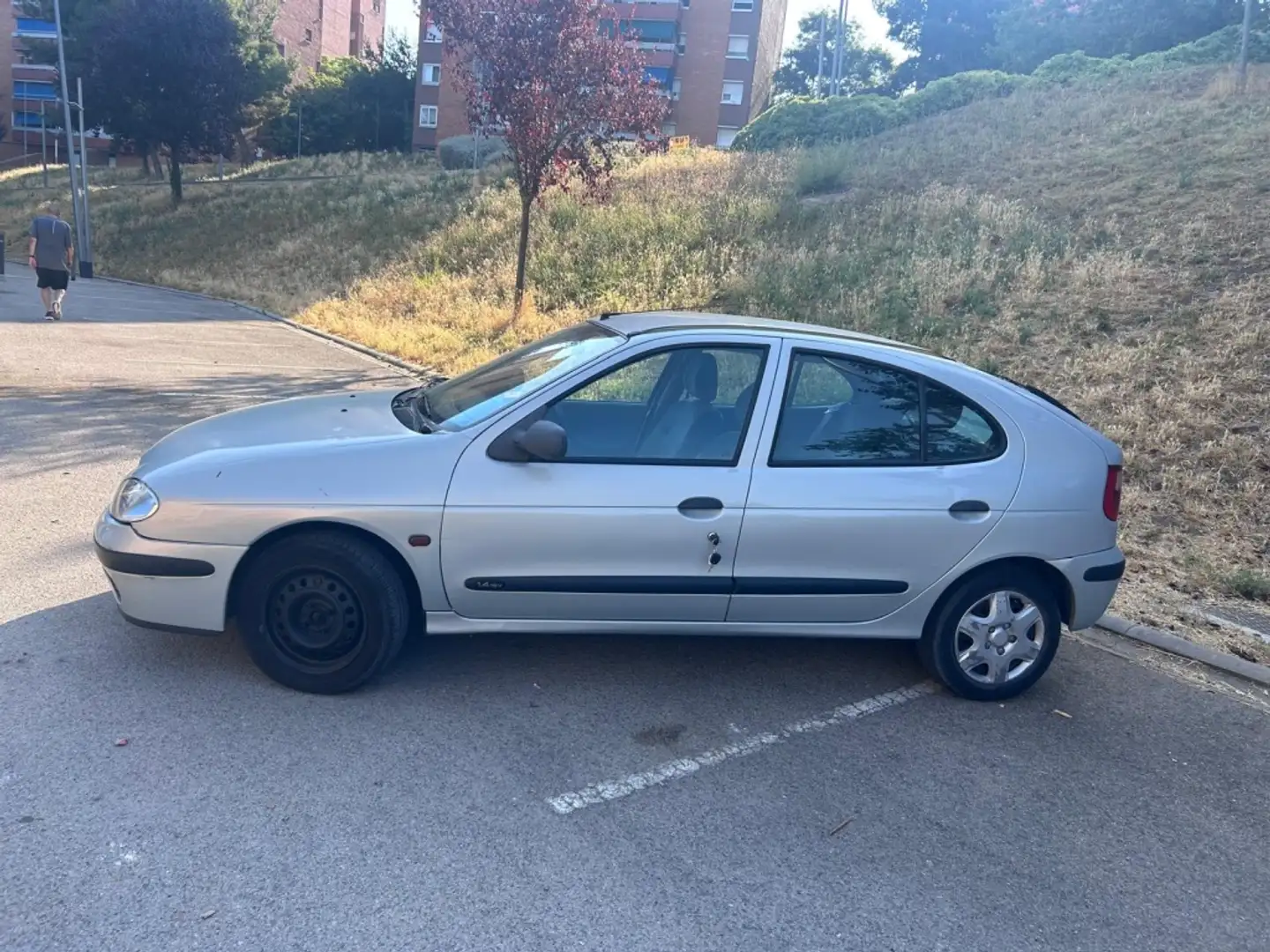 Renault Megane 1.4 Authentique Gris - 2