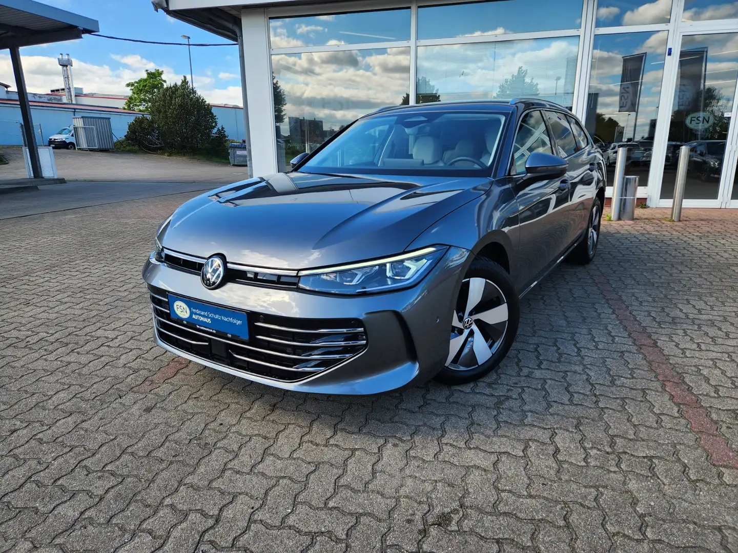 Volkswagen Passat Variant 2.0 TDI Elegance DSG MATRIX AHK NAVI VC Szary - 2