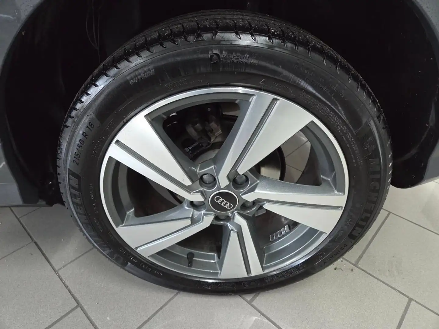 Audi Q2 30 TDI S tronic Admired+ CERCHI DA 18" Grigio - 2