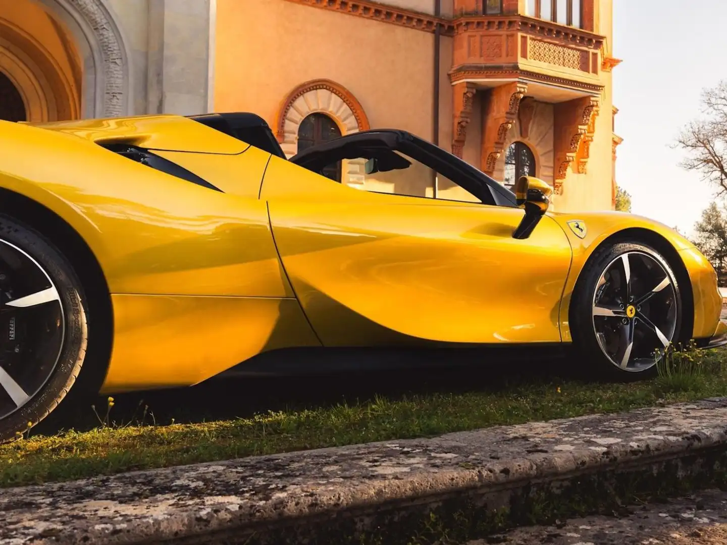Ferrari SF90 Spider ibrida pug in + 4.0L benzina 780 CV Giallo - 2