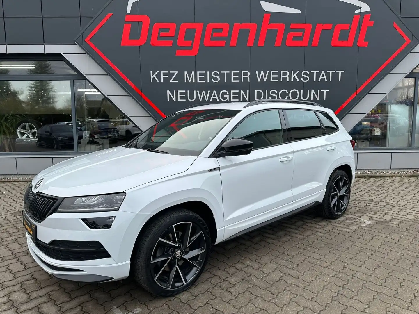 Skoda Karoq 2.0 TSI Sportline 4x4 ACC LED KAMERA AHK Weiß - 1