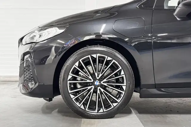 BMW 2 Series view 4