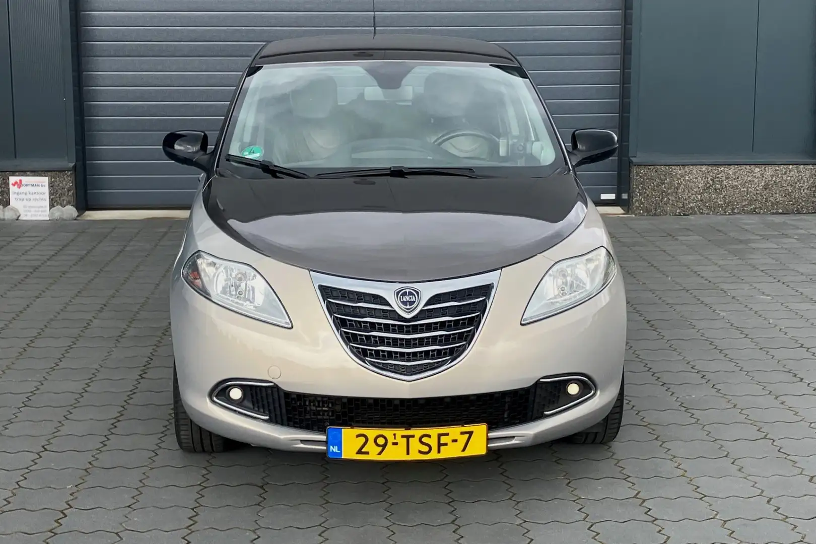 Lancia Ypsilon 0.9 TwinAir Platinum AUTOMAAT LEER NAVI Beige - 2