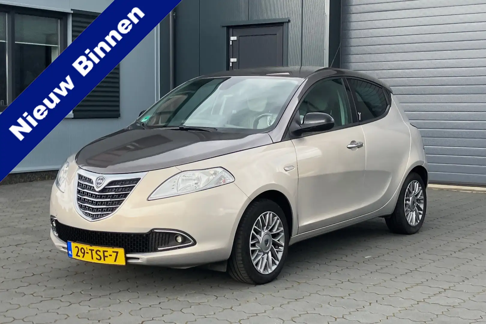 Lancia Ypsilon 0.9 TwinAir Platinum AUTOMAAT LEER NAVI Beige - 1
