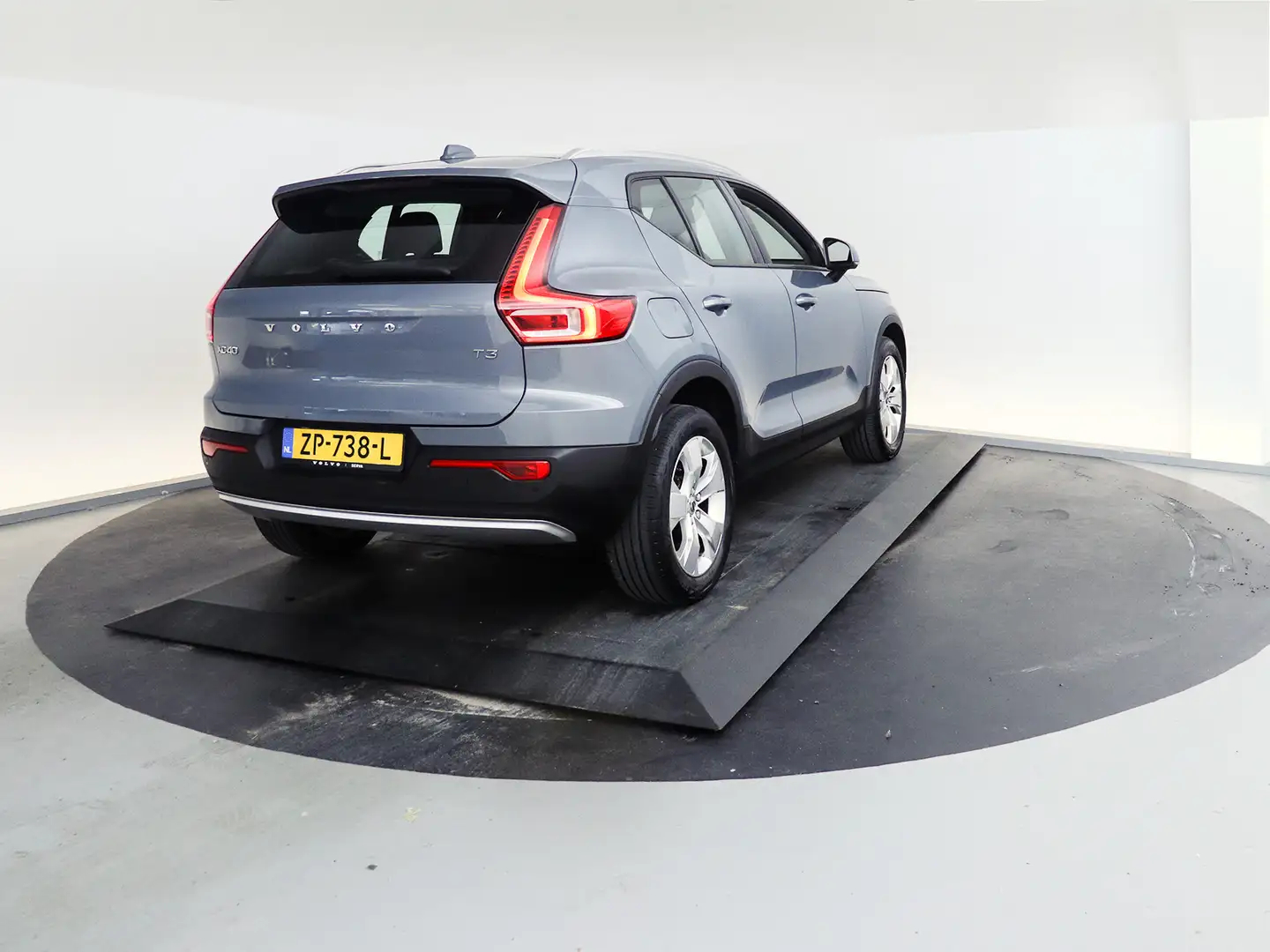 Volvo XC40 T3 Momentum Pro Grijs - 2