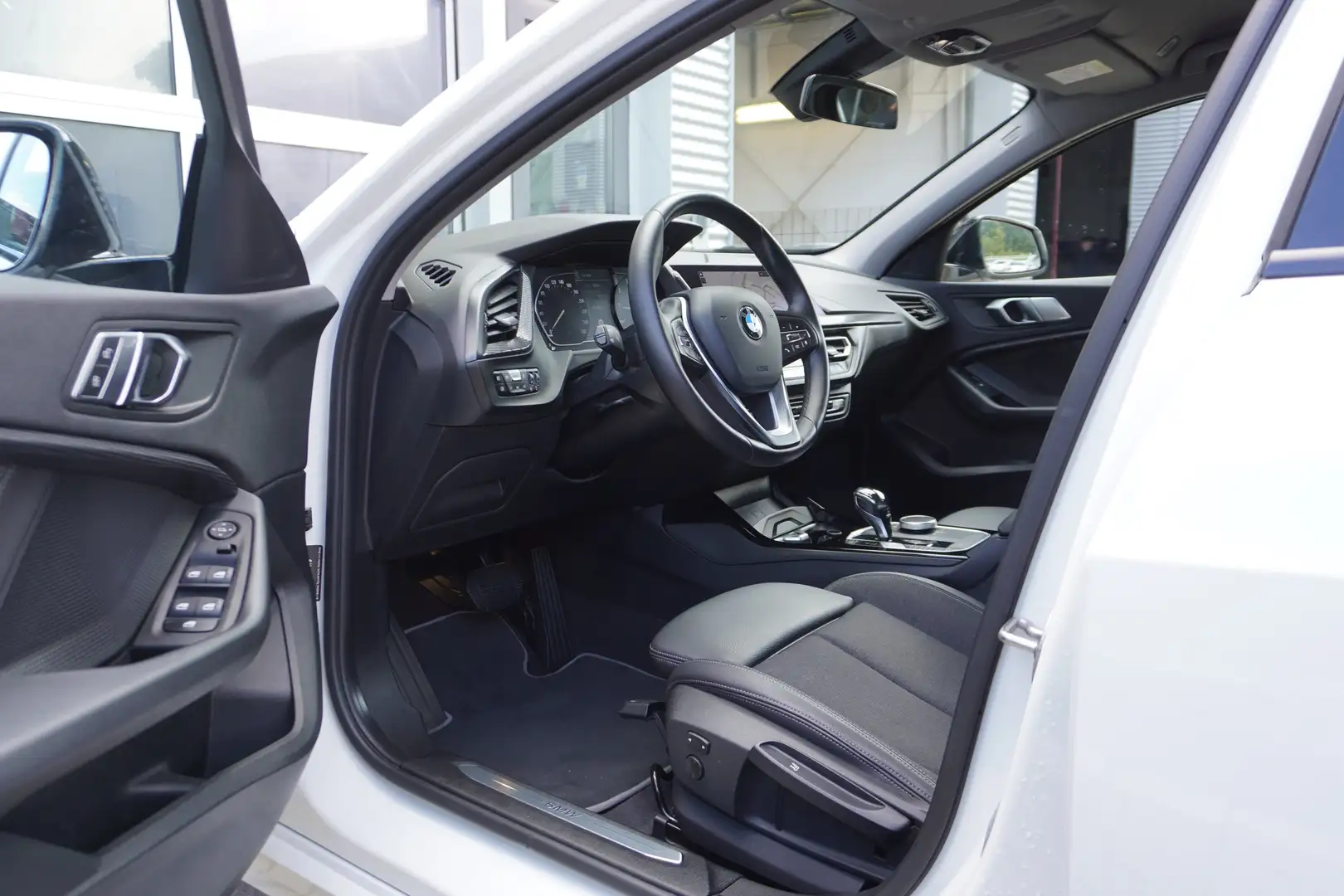 BMW 118 i Sport Line Automatik Kamera Navi LED DAB Sportsi Weiß - 2