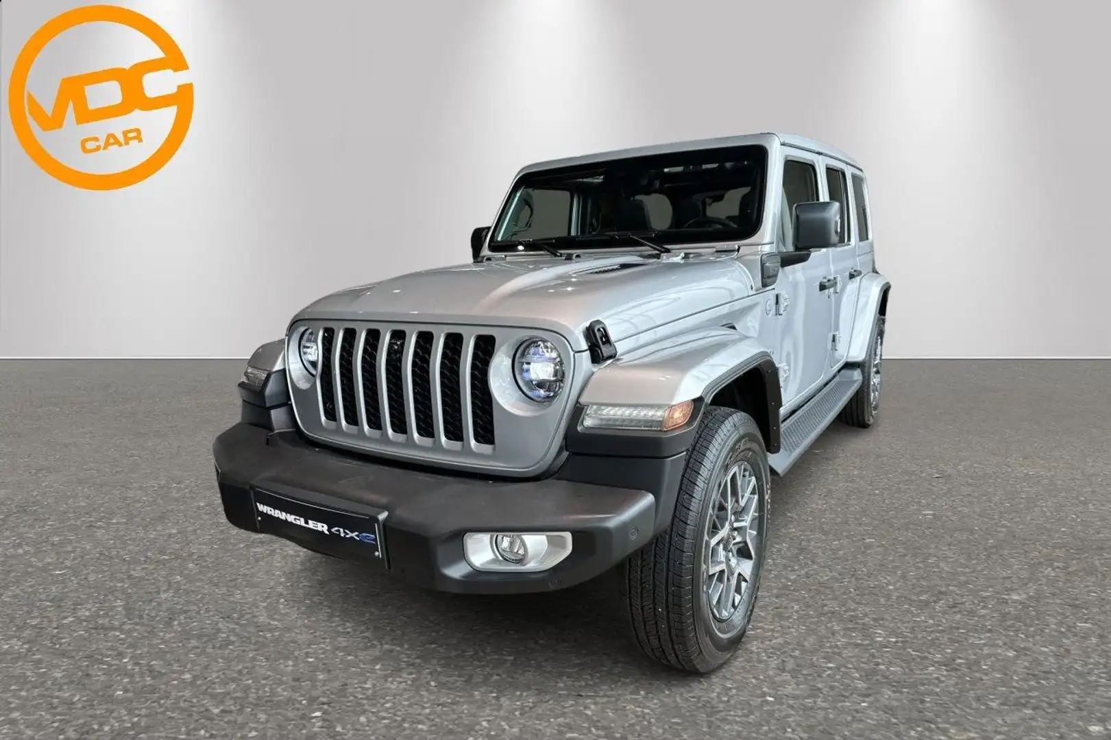 Jeep Wrangler Sahara PHEV Power Soft Top Gümüş rengi - 1