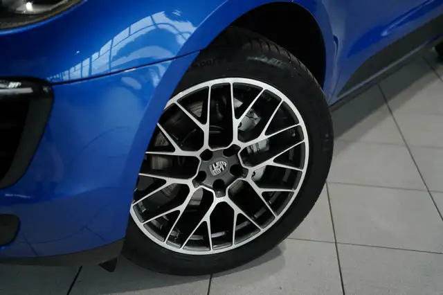Porsche Macan view 3