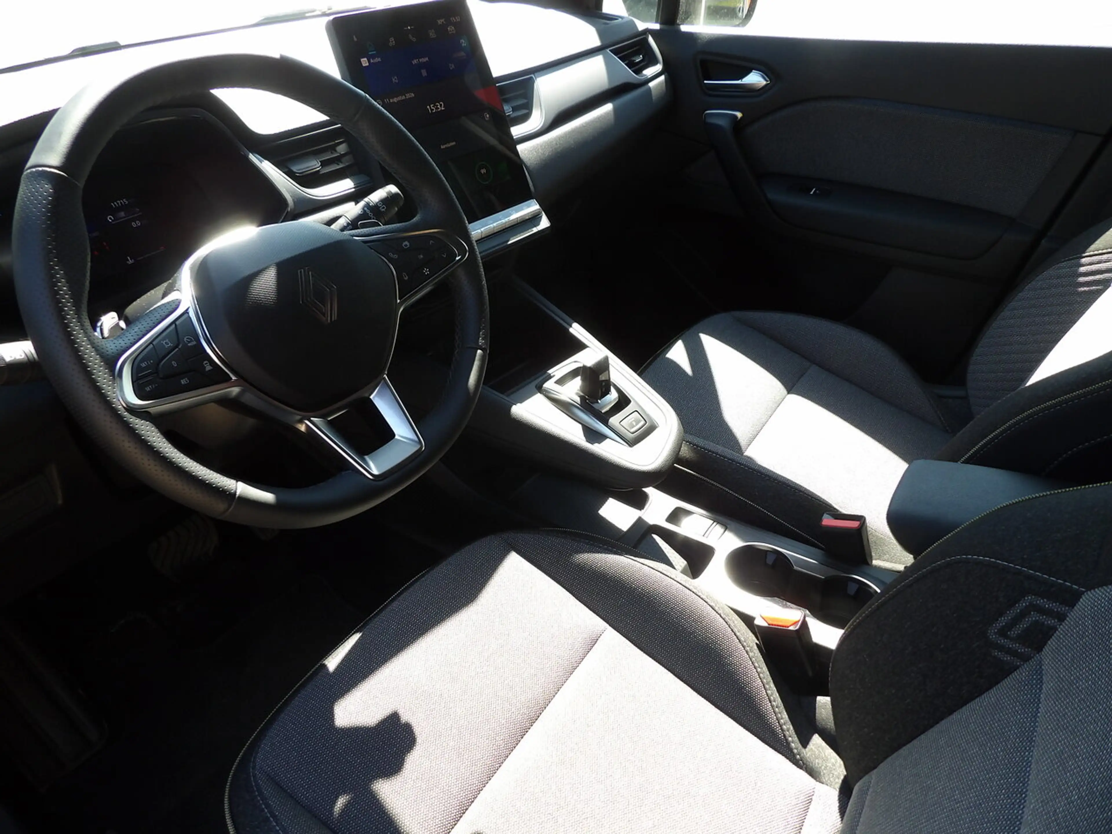 Renault Captur Techno Tce 140 EDC — photo 9