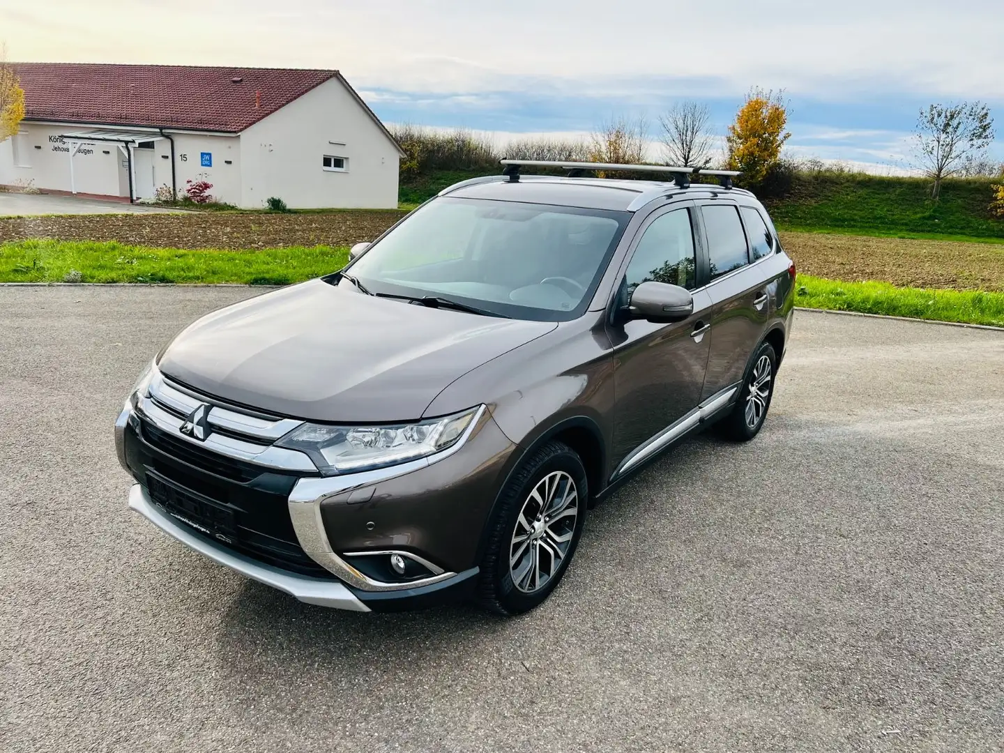 Mitsubishi Outlander Diamant Edition+ 4WD*AUTOM*NAVI*AHK* Braun - 1