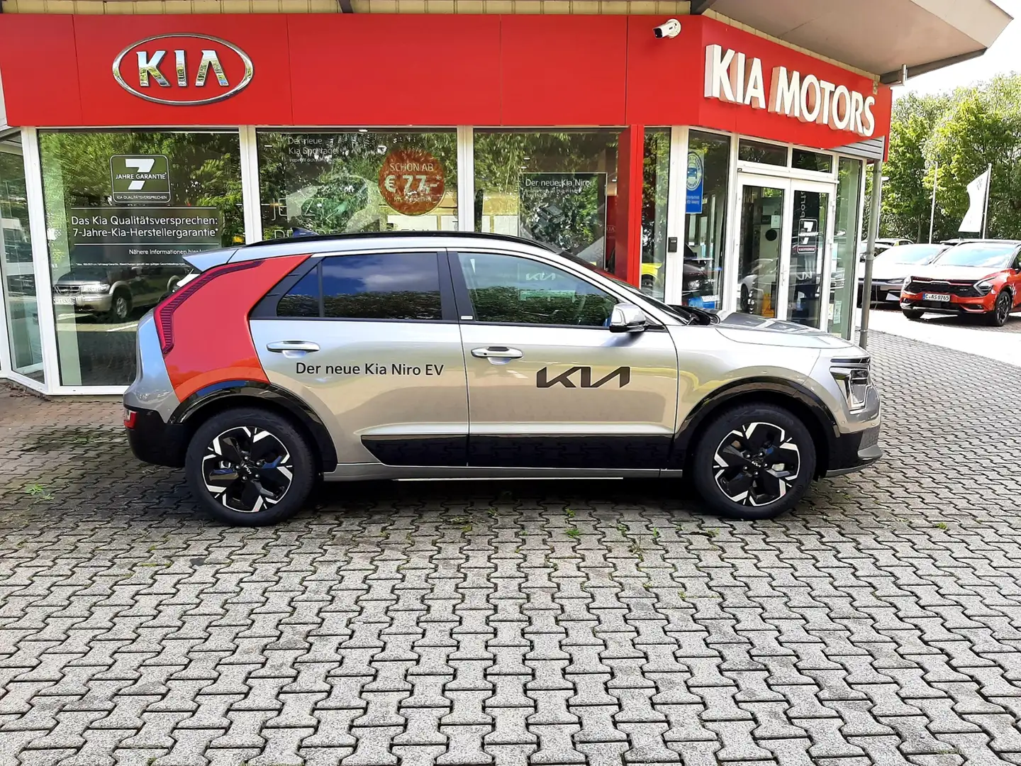 Kia 64,8 kWh INS WP DW TEC REX DRG Grau - 2