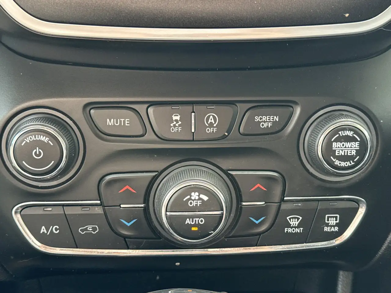 Jeep Cherokee снимка Jeep Cherokee