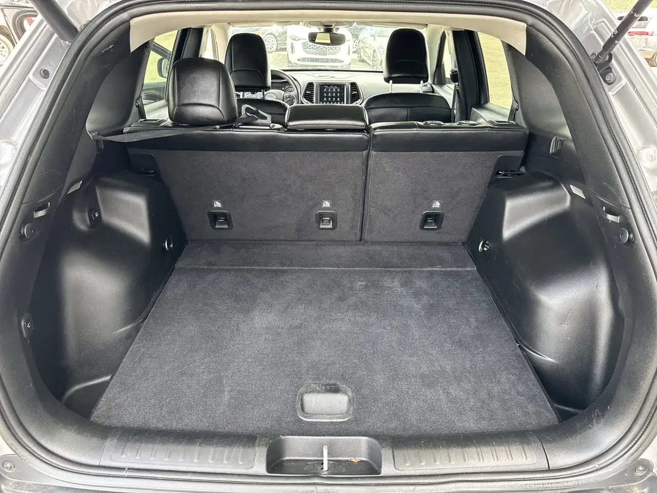 Jeep Cherokee снимка Jeep Cherokee
