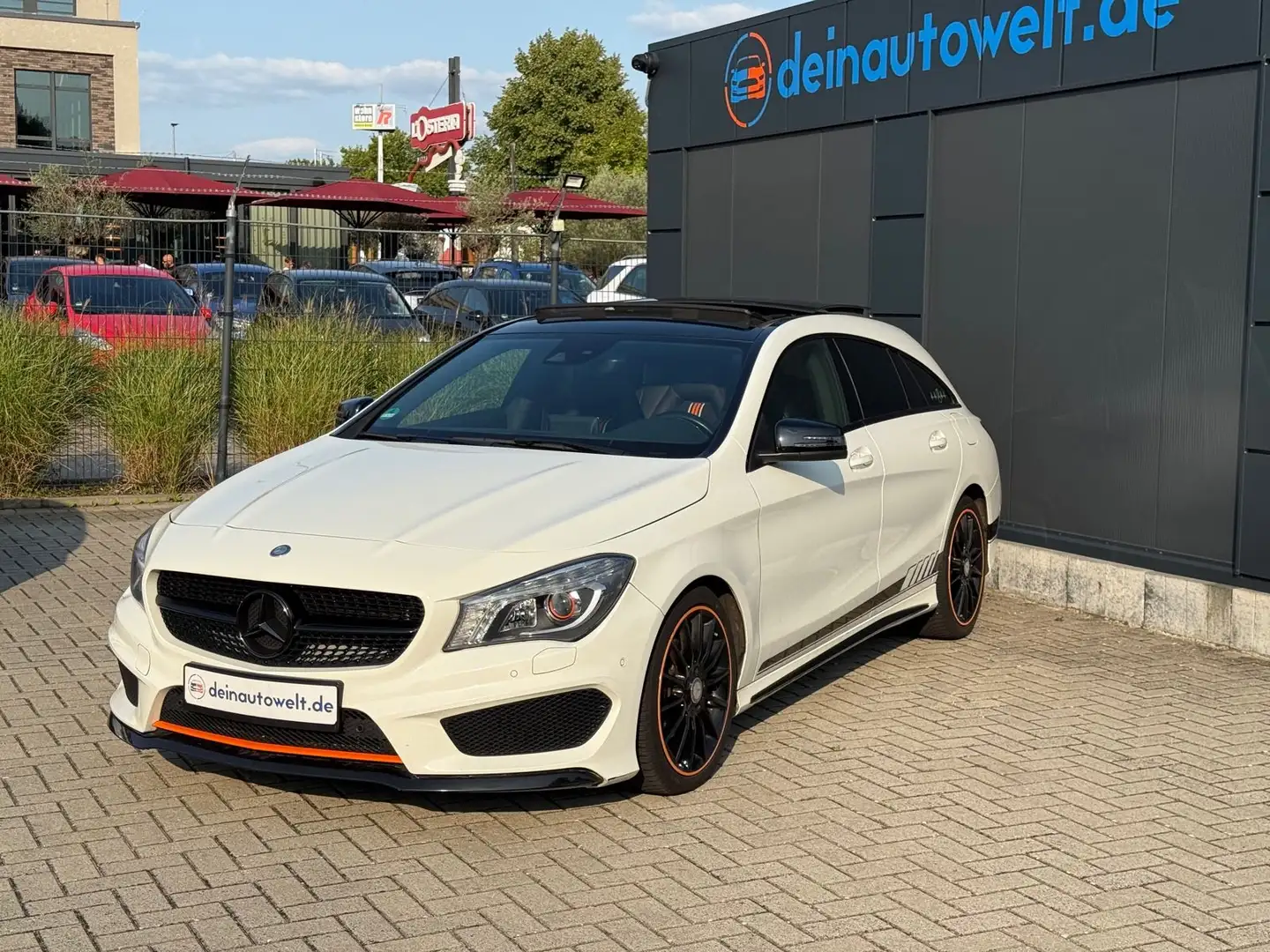 Mercedes-Benz CLA 200 Shooting Brake Orange Art Ed*Panorama Weiß - 1