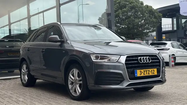 Audi Q3 view 3