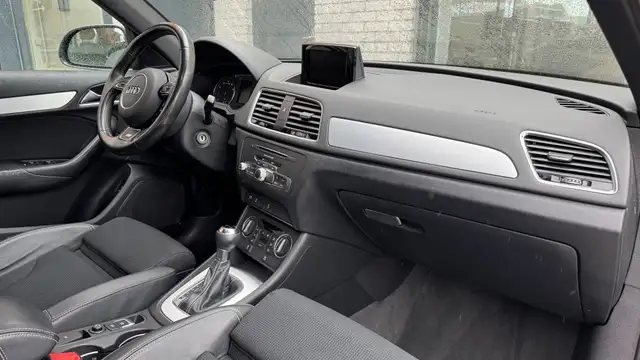 Audi Q3 view 10