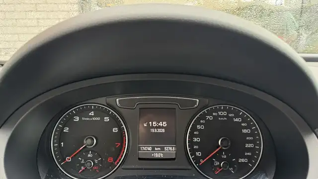 Audi Q3 view 18
