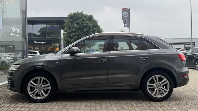Audi Q3 view 5
