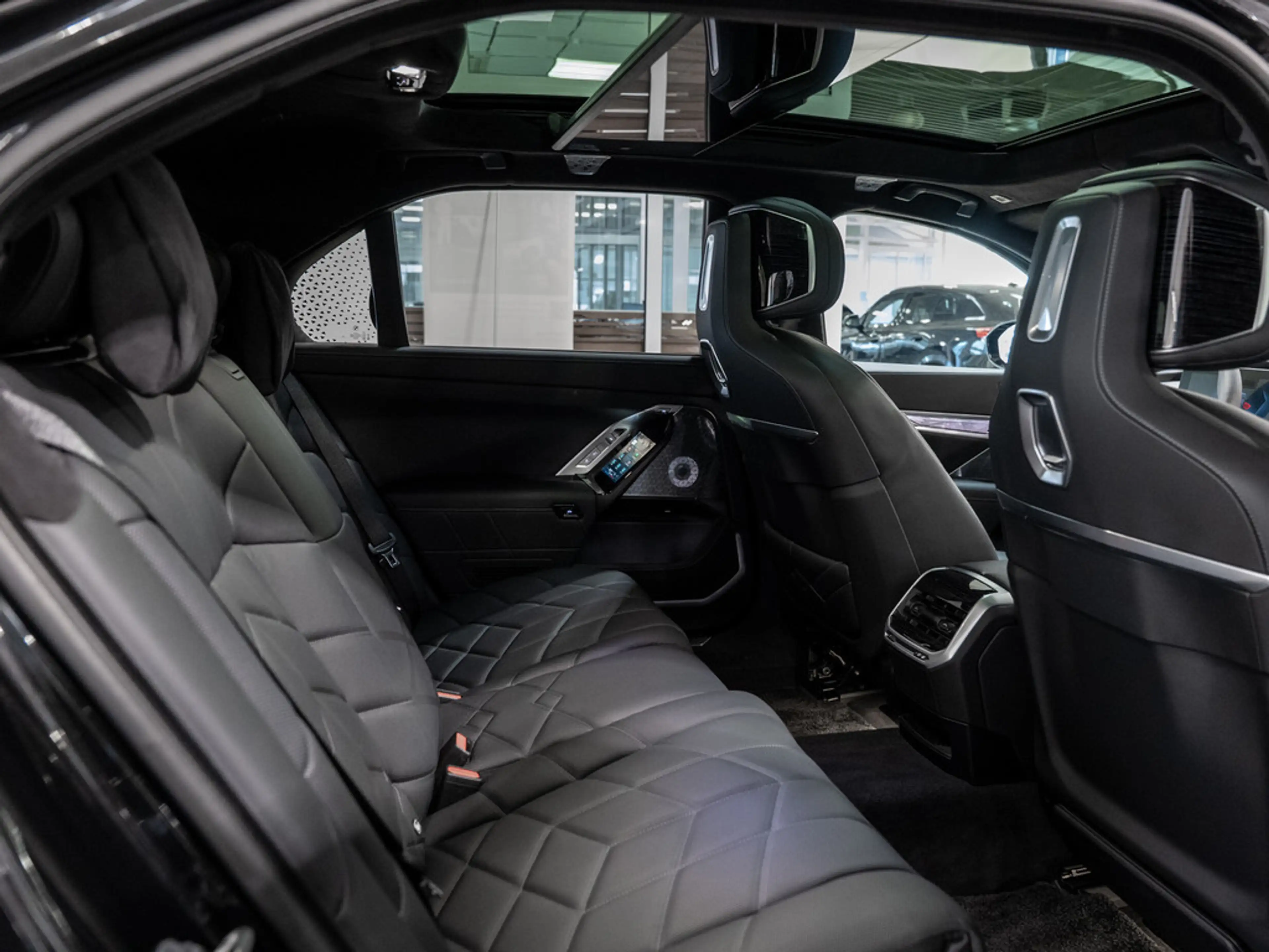 BMW i7 60 xDrive M-Sport Pro PANO AHK 360° ACC — photo 9