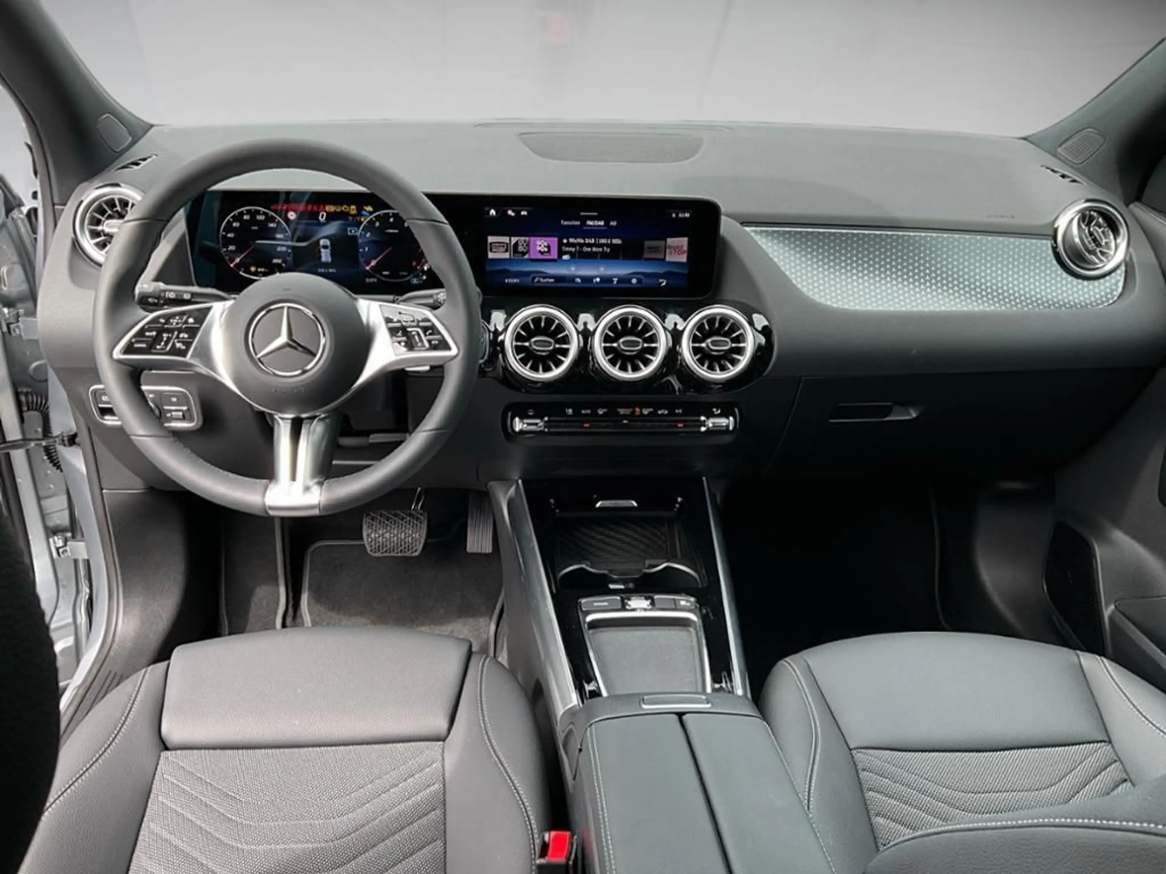 Mercedes-Benz GLA 180 ACC AHK AUT DynLicht Fernlichtass. Kam. — photo 10