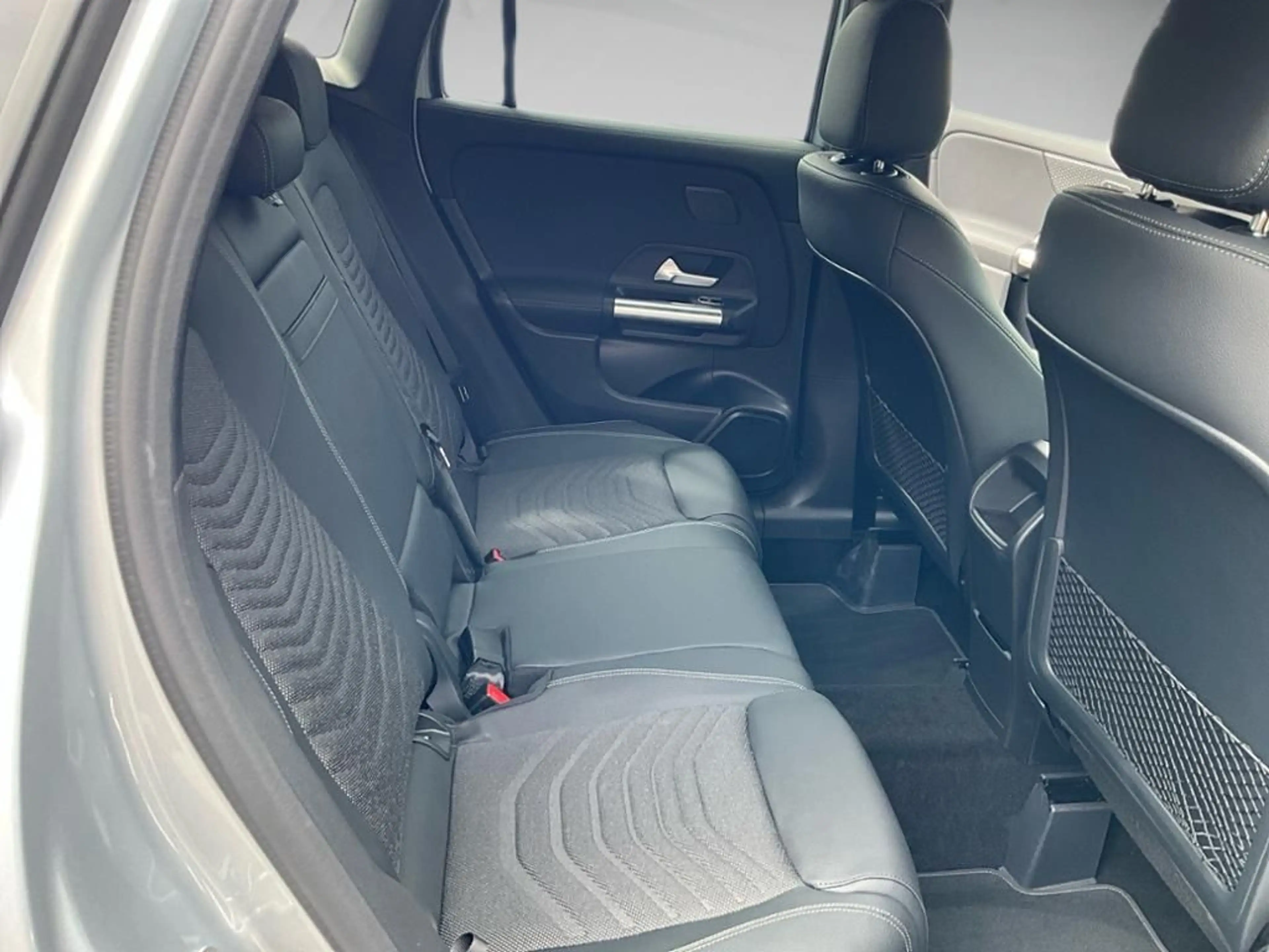 Mercedes-Benz GLA 180 ACC AHK AUT DynLicht Fernlichtass. Kam. — photo 11