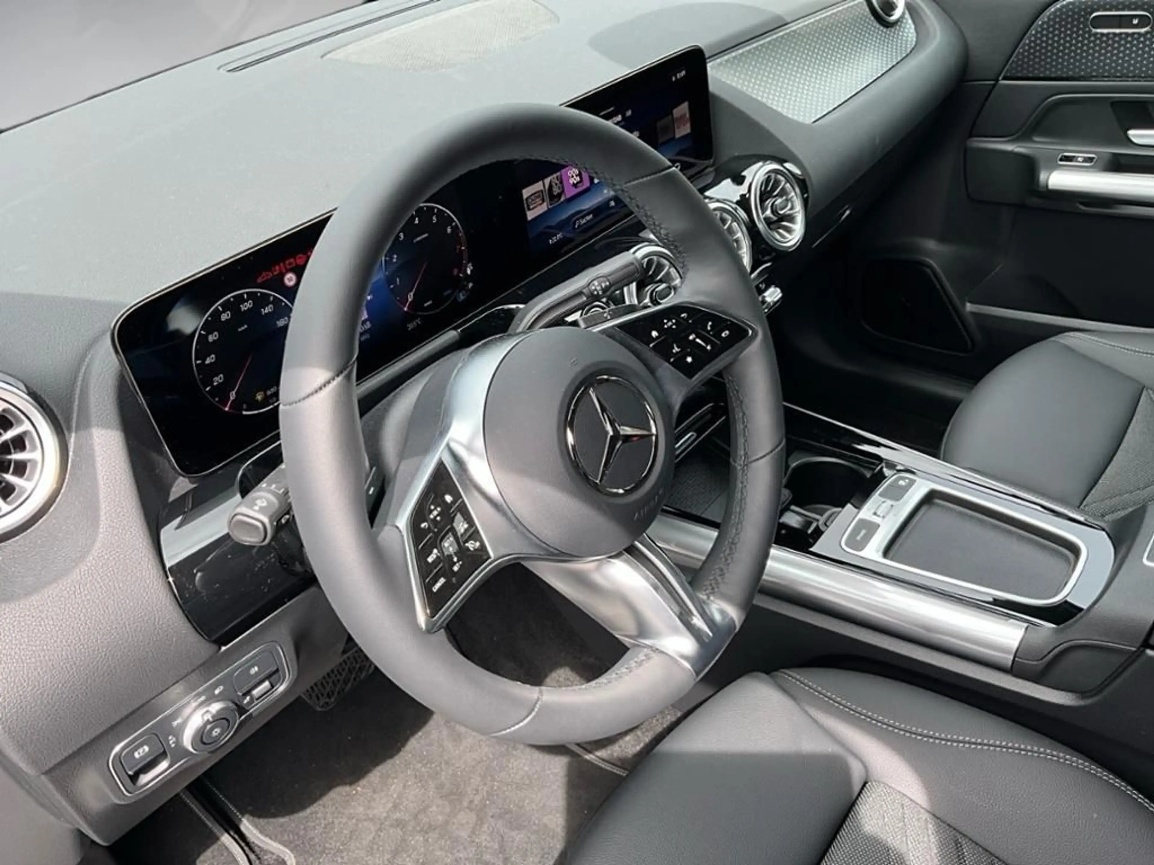 Mercedes-Benz GLA 180 ACC AHK AUT DynLicht Fernlichtass. Kam. — photo 9