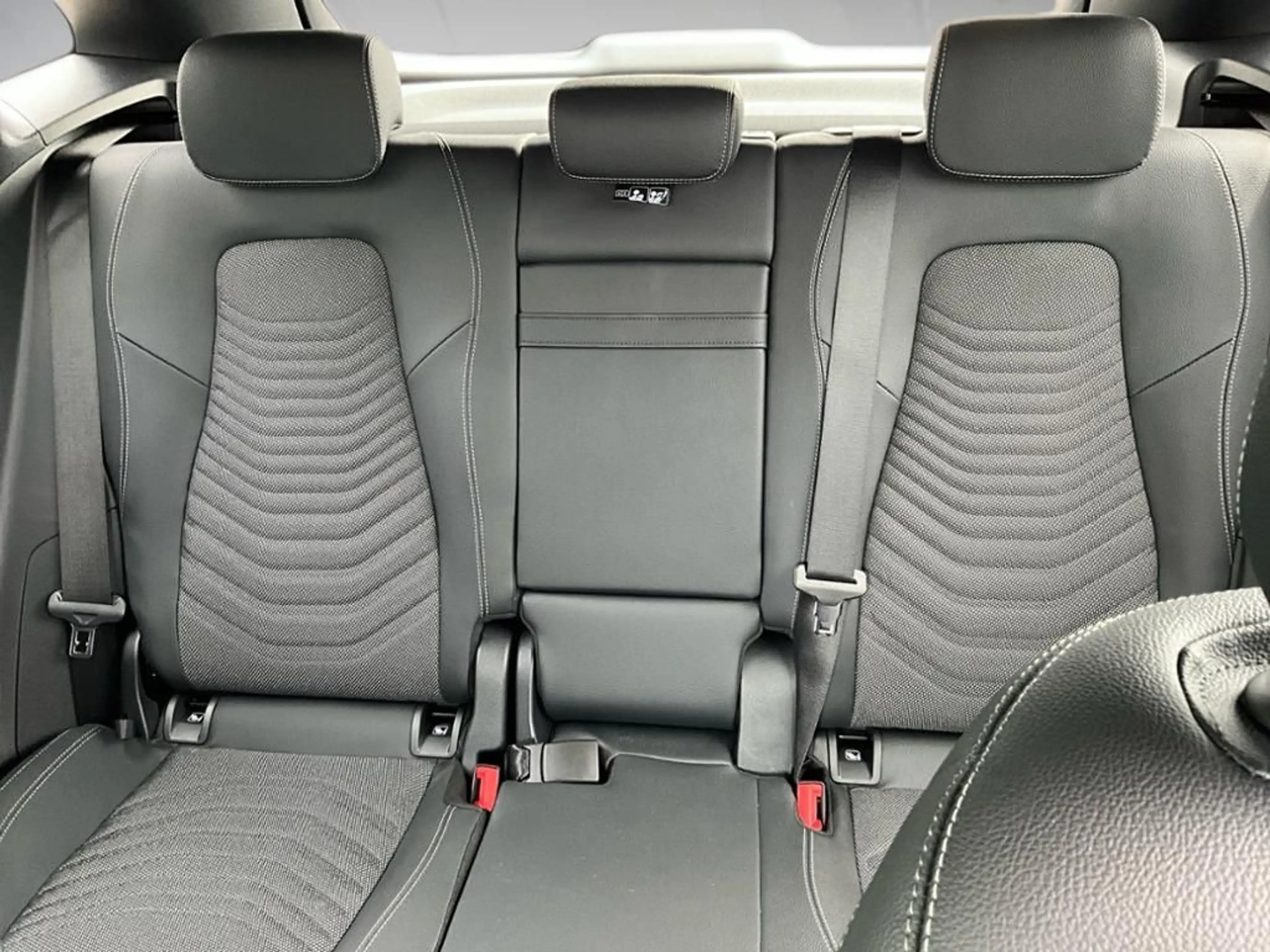 Mercedes-Benz GLA 180 ACC AHK AUT DynLicht Fernlichtass. Kam. — photo 14