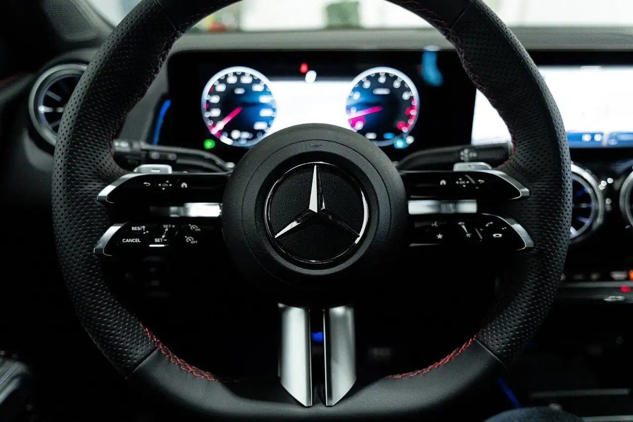 Mercedes-Benz GLB снимка Mercedes-Benz GLB