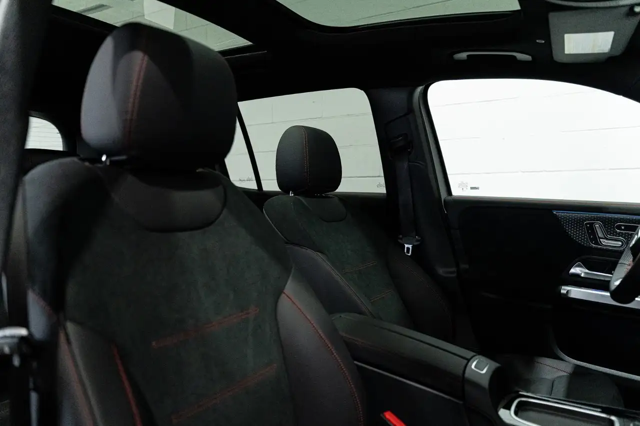Mercedes-Benz GLB снимка Mercedes-Benz GLB