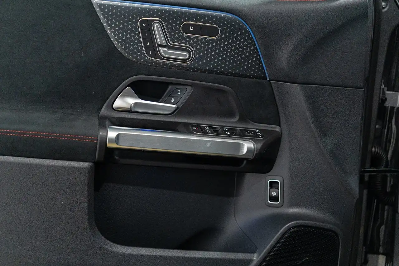 Mercedes-Benz GLB снимка Mercedes-Benz GLB