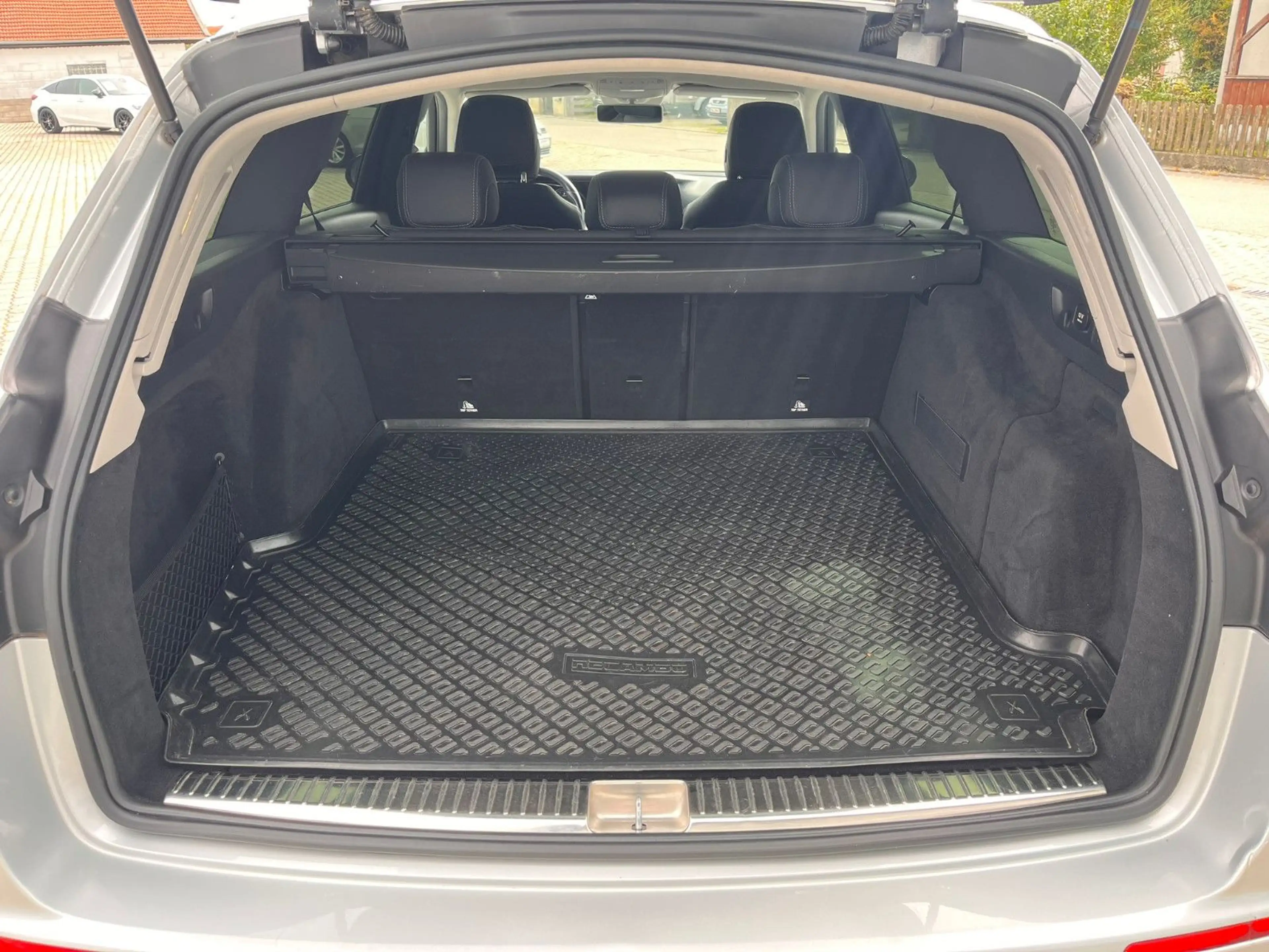 Mercedes-Benz E 220 E T-Modell E 220 d — photo 22