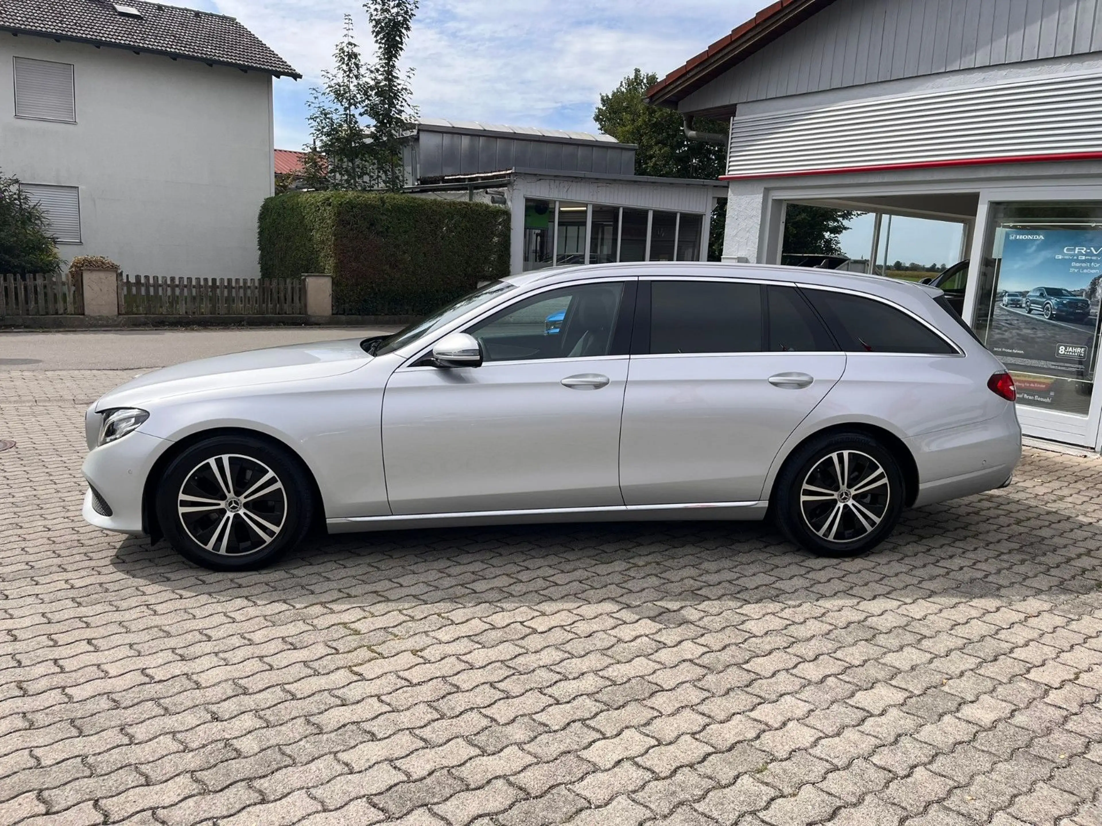 Mercedes-Benz E 220 E T-Modell E 220 d — photo 2