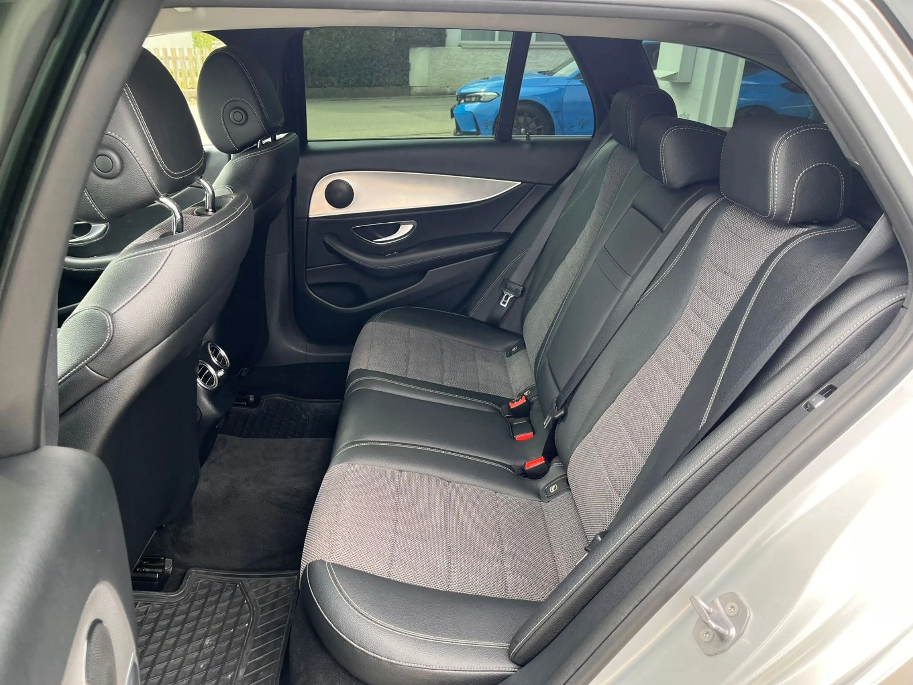 Mercedes-Benz E 220 E T-Modell E 220 d — photo 13