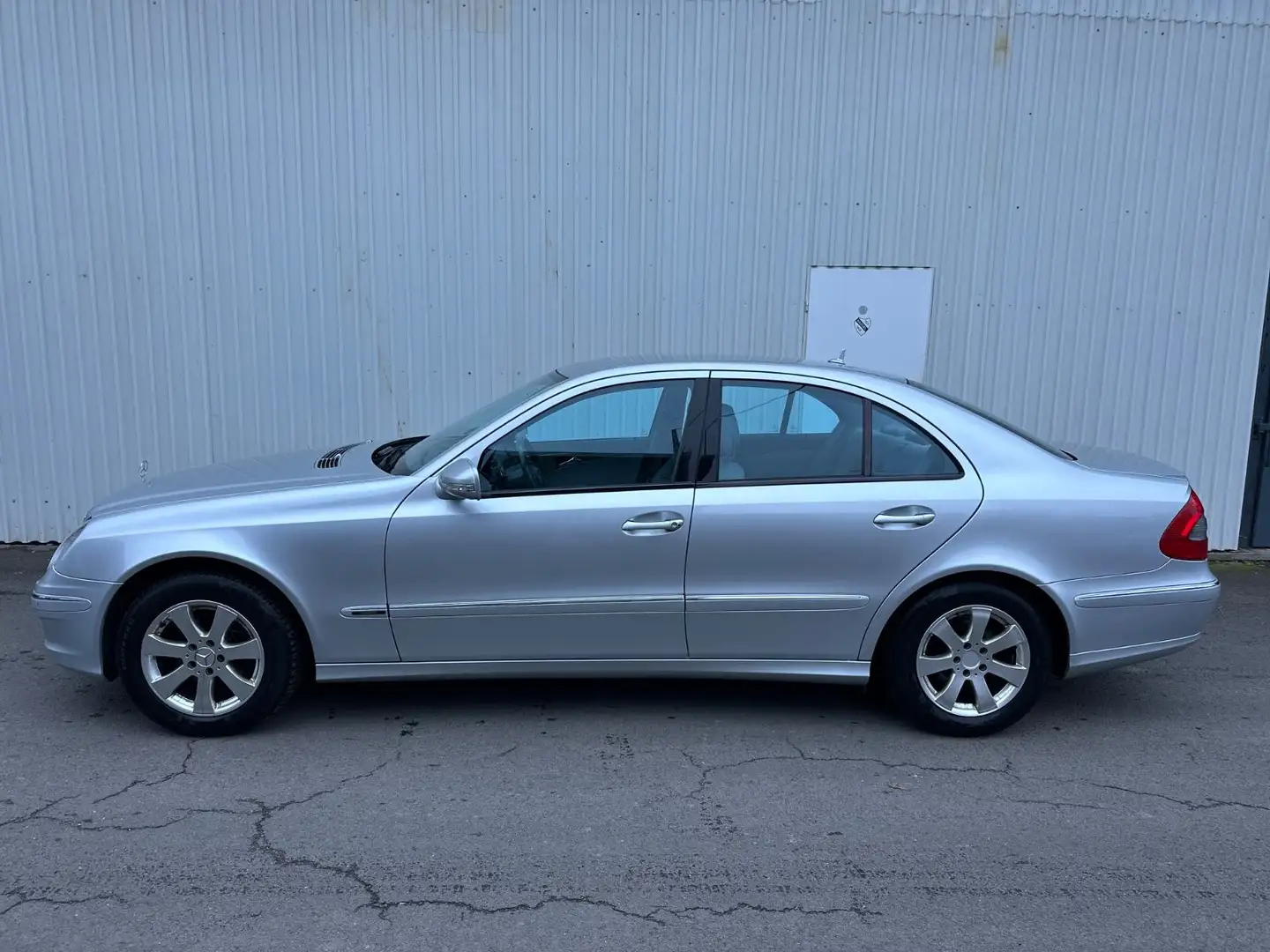 Mercedes-Benz E 280 Lim 4Matic Silber - 1