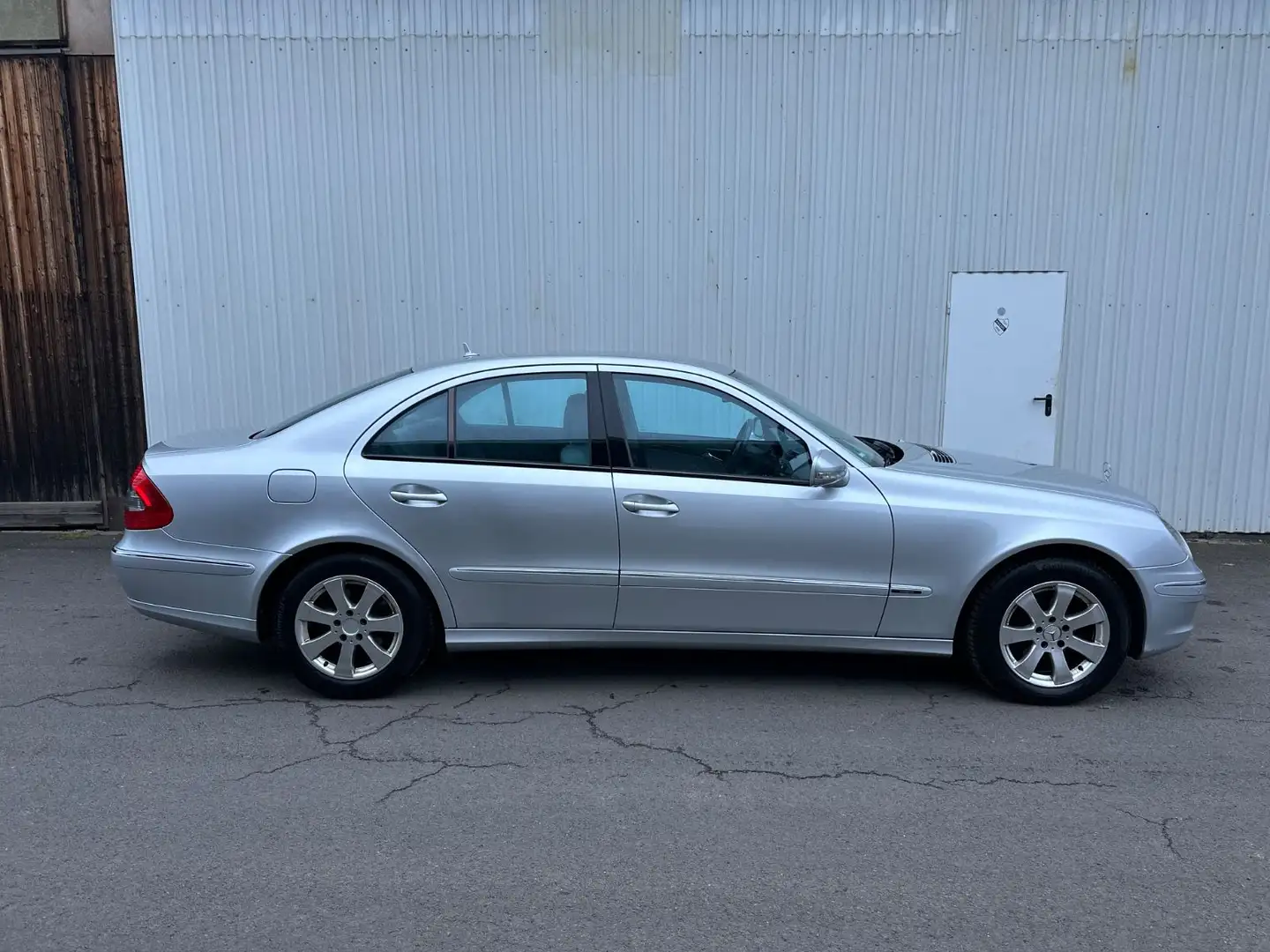 Mercedes-Benz E 280 Lim 4Matic Silber - 2