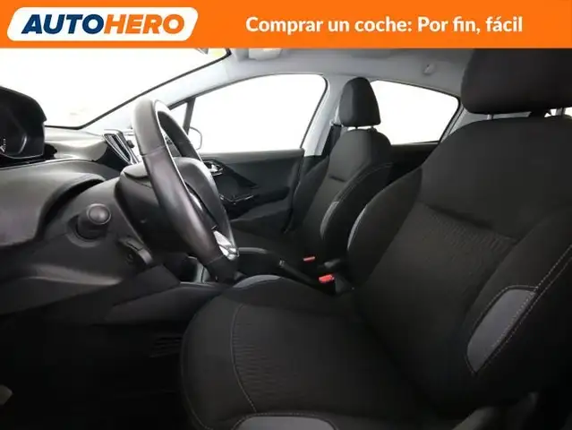 Peugeot 208 view 11