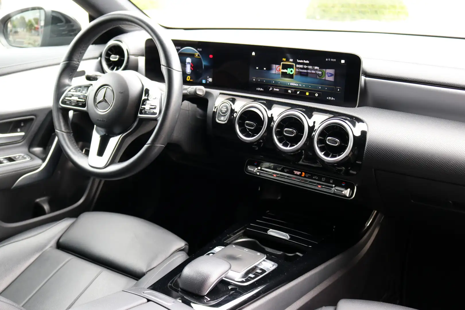 Mercedes-Benz CLA 200 Shooting Brake Business Solution Progressive Gris - 2
