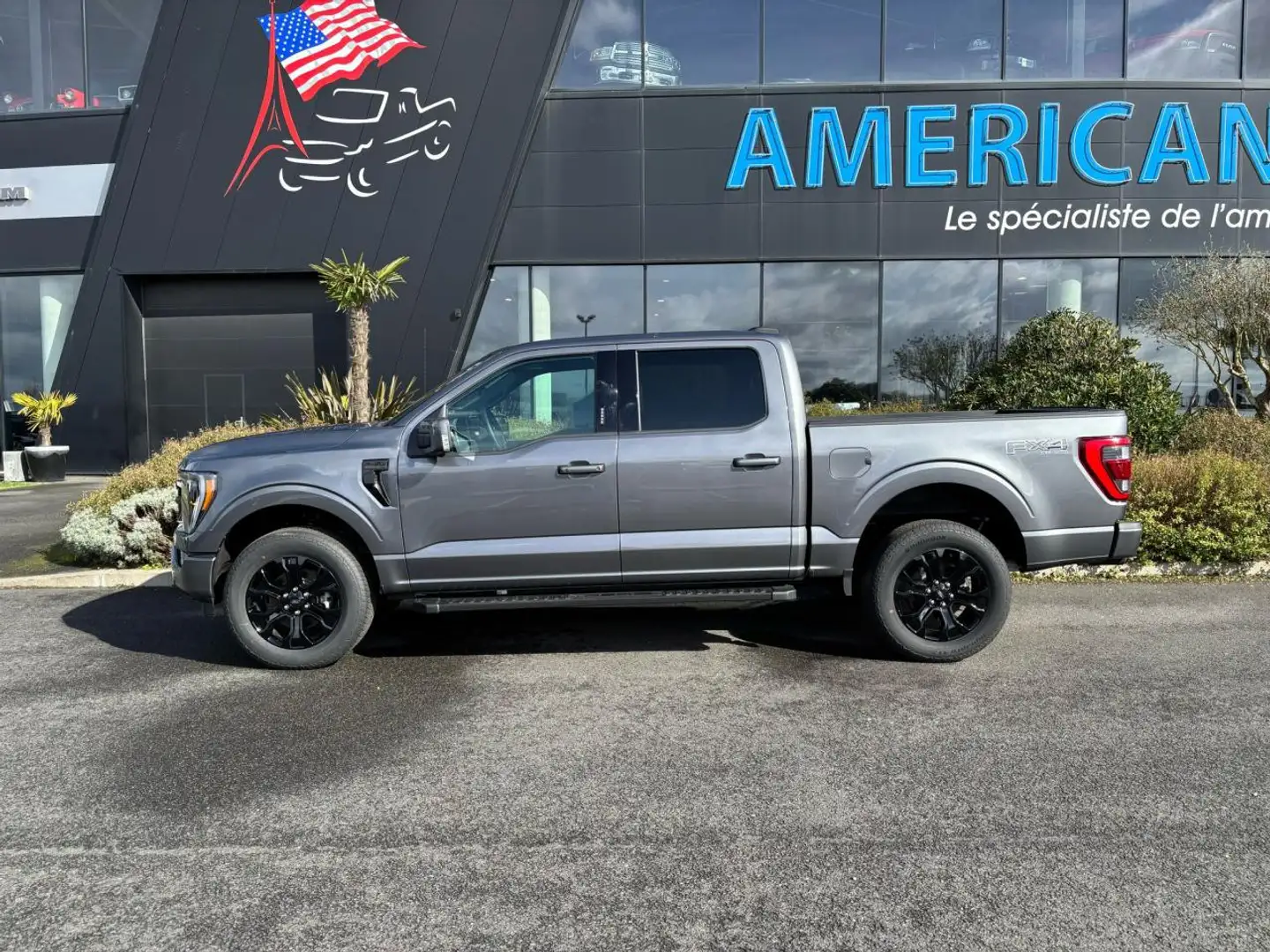 Ford F 150 Supercrew LARIAT Black Package V8 5.0L FLEXFUEL Gris - 2