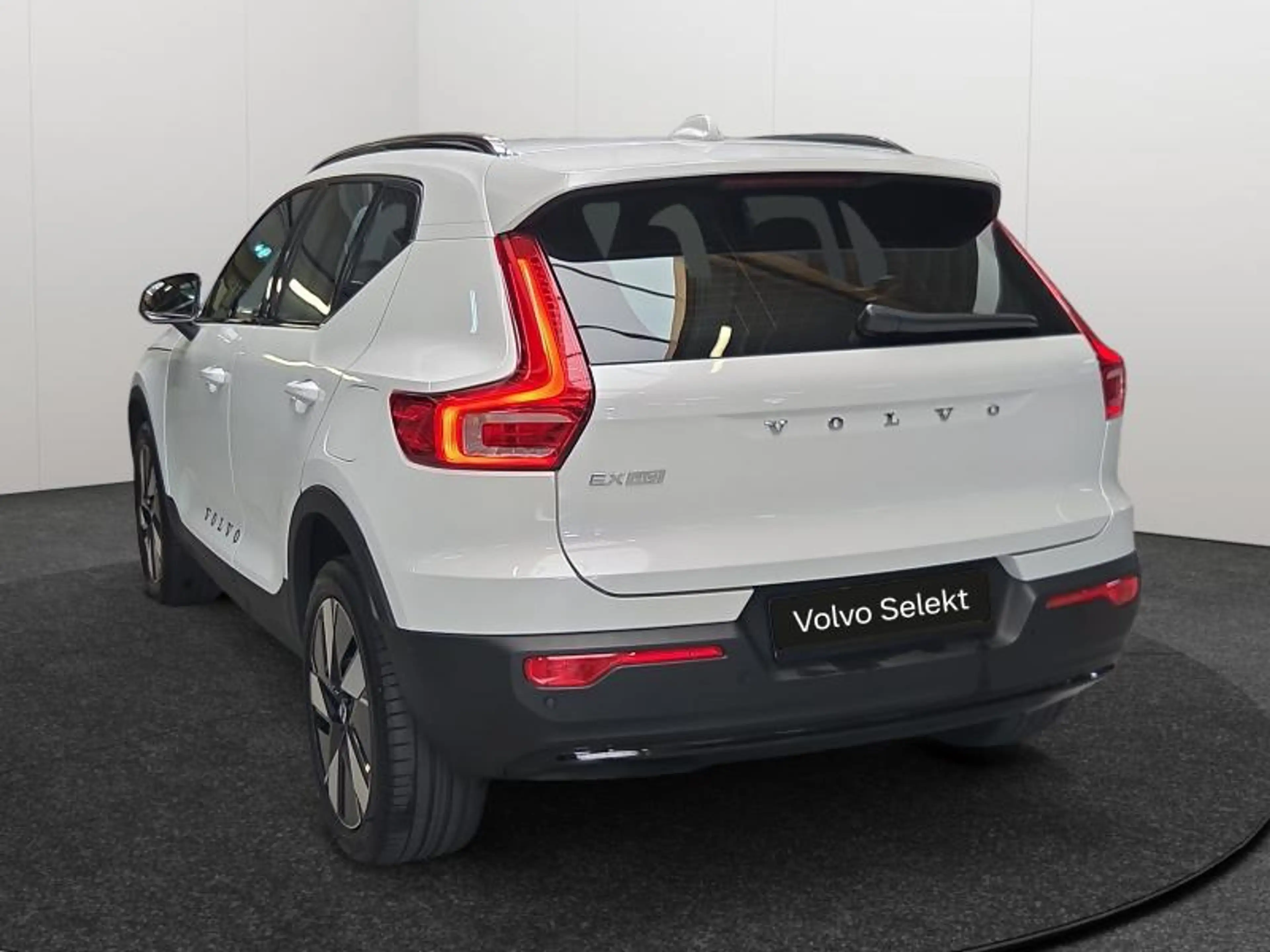 Volvo EX40 Plus Single Motor Extended Range / Electrique — photo 3