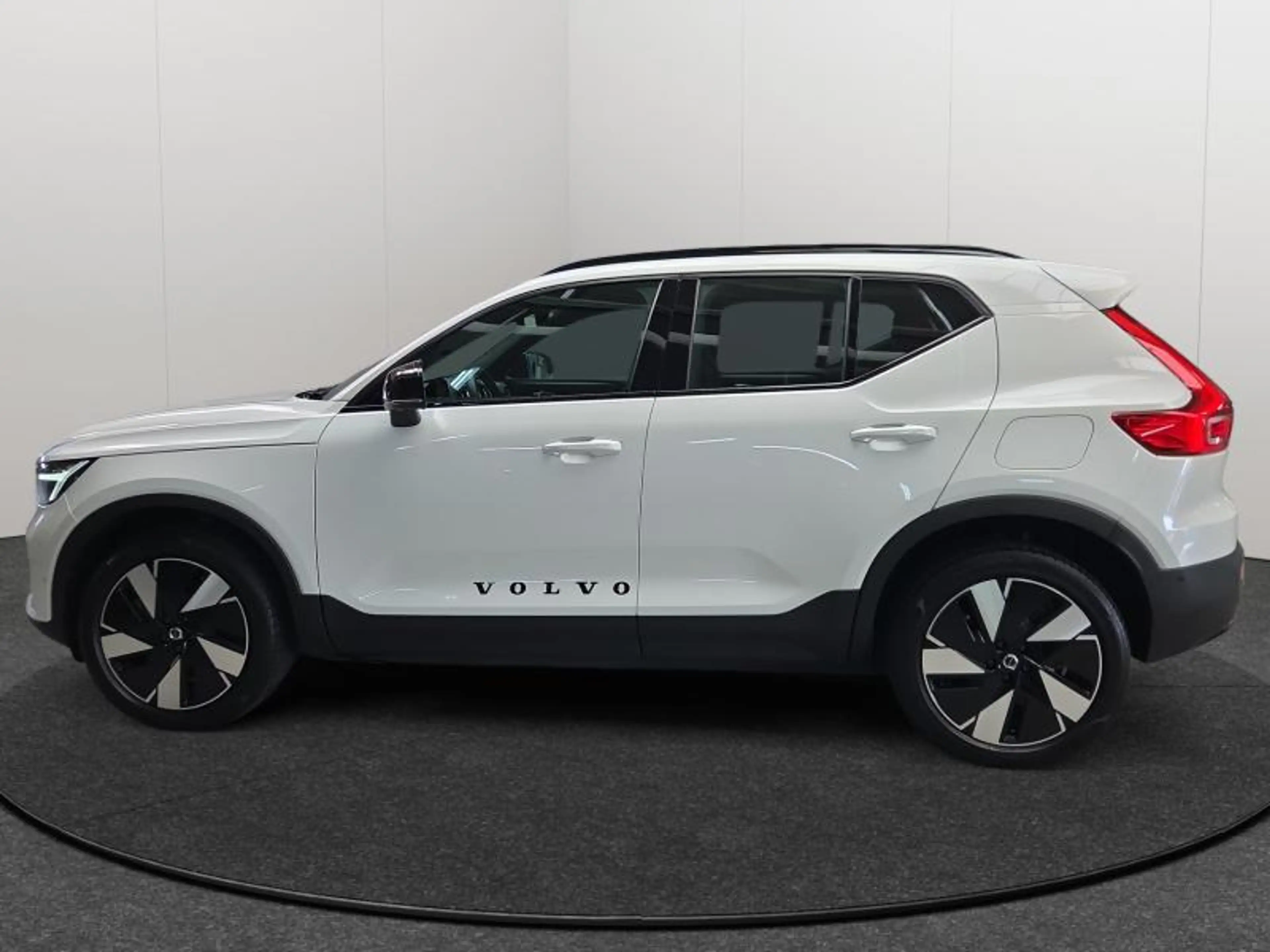 Volvo EX40 Plus Single Motor Extended Range / Electrique — photo 2