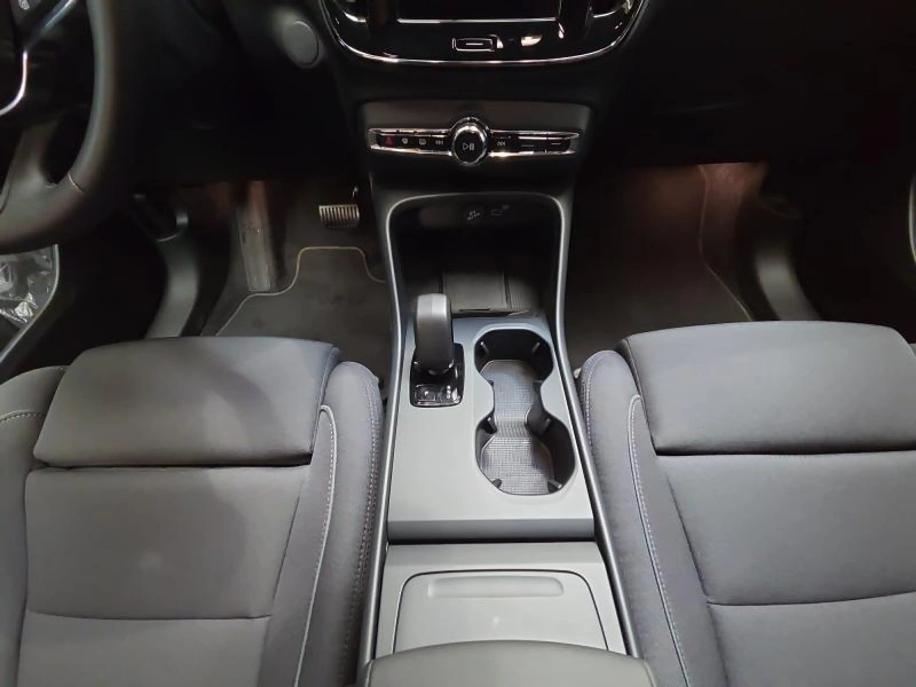 Volvo EX40 Plus Single Motor Extended Range / Electrique — photo 11