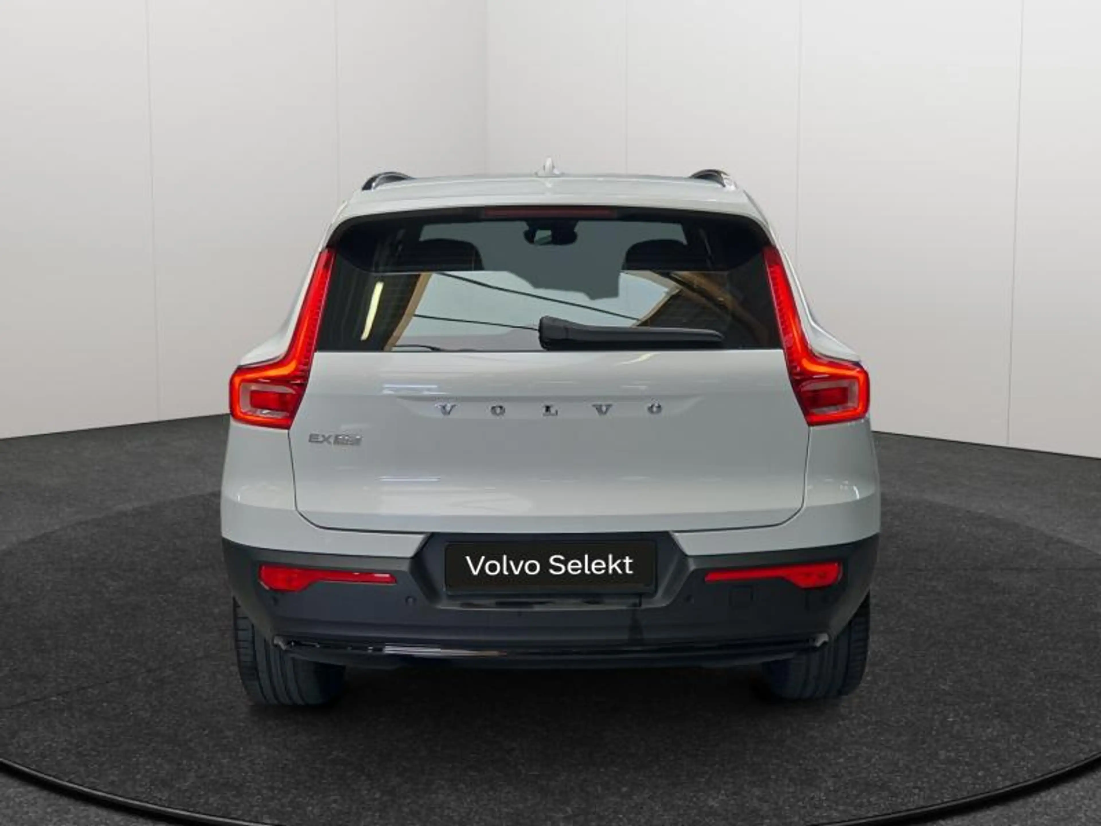 Volvo EX40 Plus Single Motor Extended Range / Electrique — photo 4