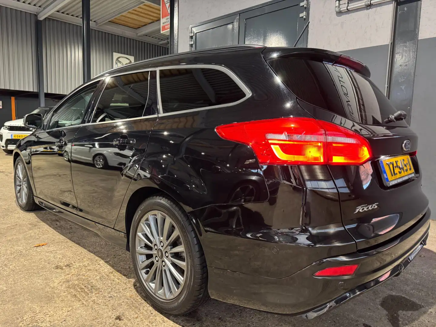 Ford Focus Wagon 1.0 ST-Line 140PK Navigatie Onderhouden Zwart - 2