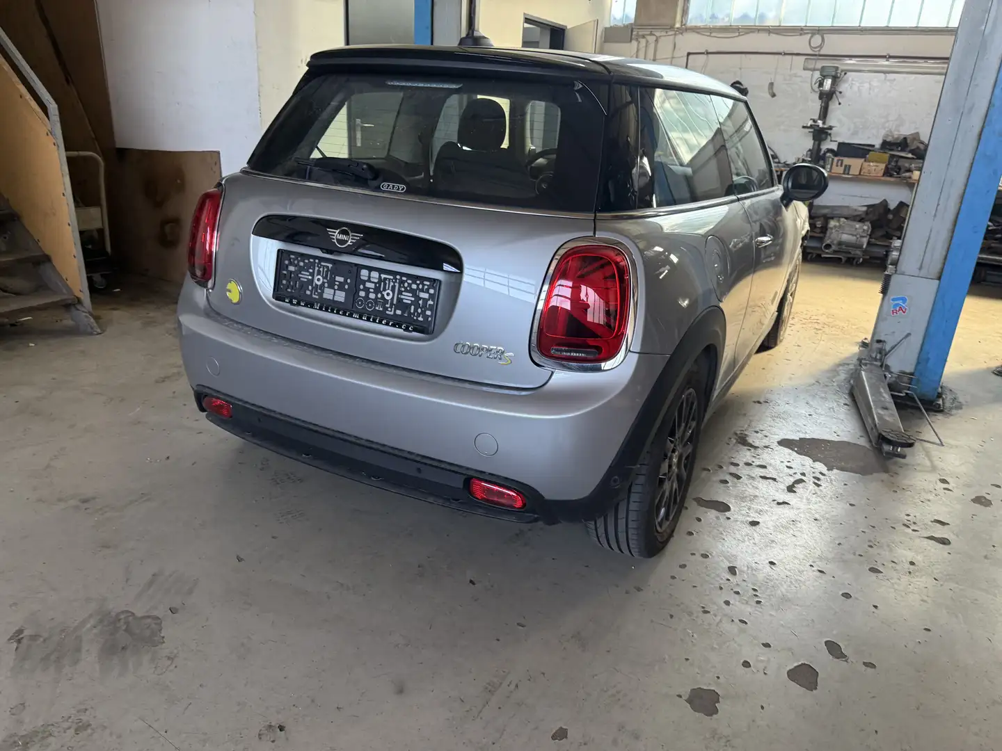 MINI Cooper SE MINI Cooper SE 32,6kWh Aut. Cooper SE Grau - 1