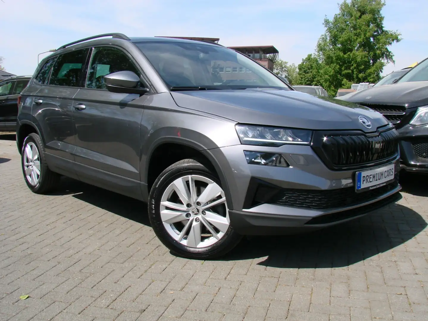 Skoda Karoq 1.5TSi Selection ACC Navi LED AHK Grau - 1