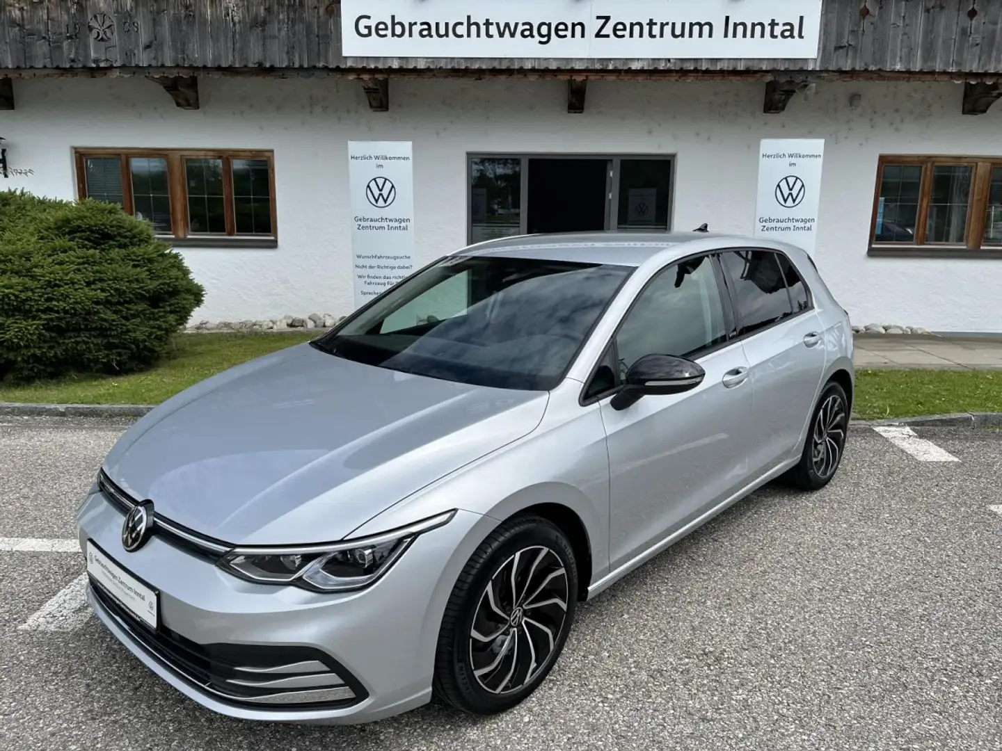 Volkswagen Golf VIII 1,0 eTSI DSG Active (Navi+RearView+LED+) Zilver - 2