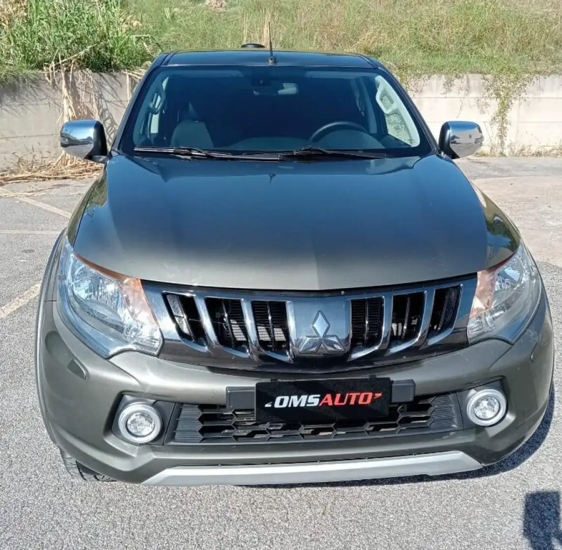 Mitsubishi L200 2.4 DI-D/154CV Double Cab Intense Navi MGN Grau - 2