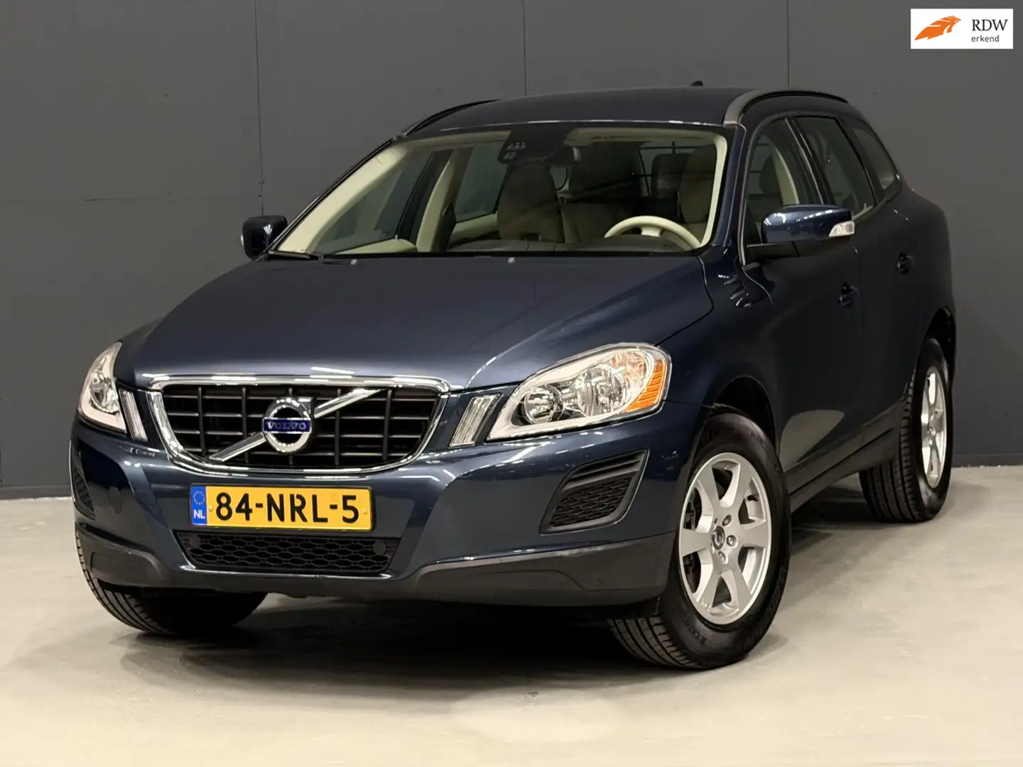 Volvo XC60 2.0T Kinetic AUTOMAAT NAVI/PDC/AIRCO/CRUISE | DEAL Blauw - 1