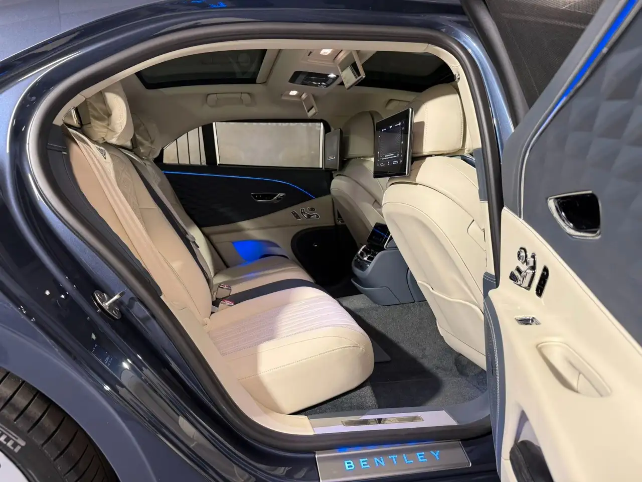 Bentley Flying Spur 2022 — фото 11